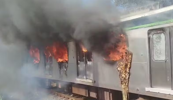 Imagem VÍDEO: Passageiros entram em desespero durante incêndio em trem de metrô; “Estou me tremendo”