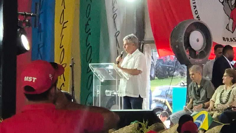 Imagem Na Bahia, ministro de Lula anuncia compra de fazendas para assentar famílias do MST