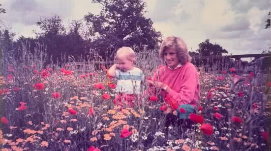 Imagem Príncipe William emociona seguidores com foto rara da princesa Diana