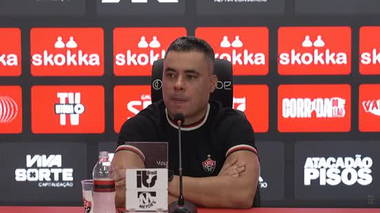 Técnico destacou evolução da equipe, mas reclamou da arbitragem do jogo - Reprodução/ VITÓRIA