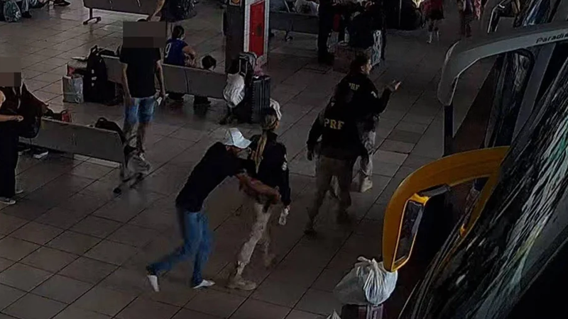 Imagem Homem é preso ao tentar tomar arma de policial em rodoviária; veja