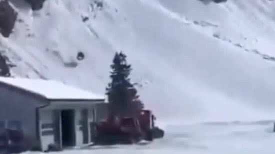 Imagem Idosa morre após gôndola de teleférico despencar; veja