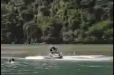Homem tenta enforcar namorada e a derruba de jet ski - Reprodução/Redes Sociais