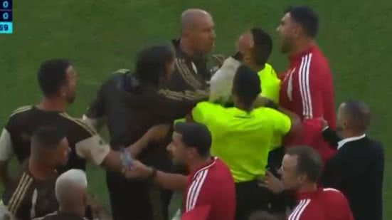 Imagem Prestianni é vaiado por torcida do Flamengo após caso de racismo contra Vini Jr. em jogo do Benfica; VÍDEO