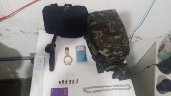 Objetos encontrados com o traficante 'Malvado' - Imagem: Coordenador de Área