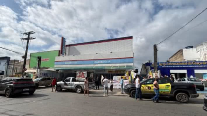 x- trabalhadores da Casas Bahia e representantes do Sindicato dos Comerciários realizaram um protesto - Reprodução