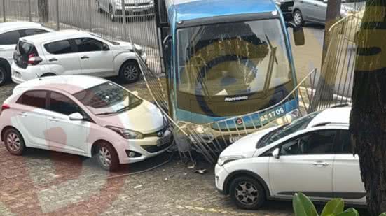 Imagem Motorista de ônibus passa mal, perde controle do veículo e invade estacionamento da UFBA