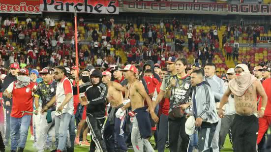 Um grupo de torcedores do Independiente Santa Fé conseguiu invadir o campo por volta dos 33 minutos do primeiro tempo - Redes sociais