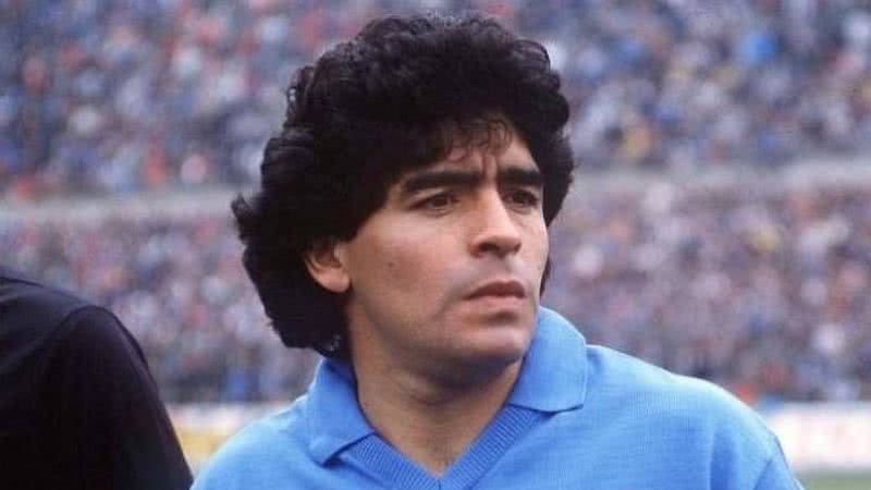 A bola utilizada por Diego Maradona no histórico gol da " Mão de Deus", marcado contra a Inglaterra na Copa do Mundo de 1986, foi arrematada por US$3,35 milhões, cerca de R$17,2 milhões, nos Estados Unidos - Cena do documentário Diego Maradona (Foto: Divulgação)