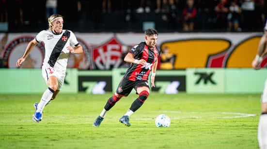 A reclamação dos dirigentes e jogadores do Vasco é que houve toque de mão do jogador Renato Kayser antes do fato - Reprodução