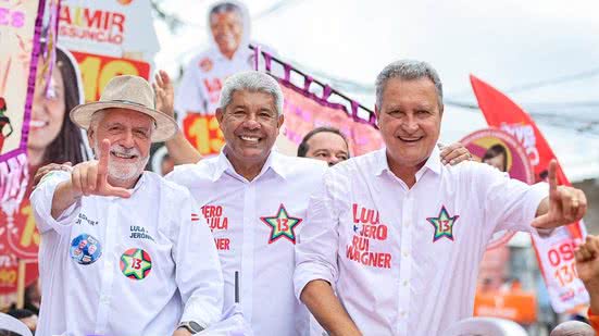Imagem Jerônimo reúne Wagner e Rui em caminhada em bairro de Salvador