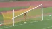 O travessão da meta caiu sobre a cabeça do goleiro Juan Munera, do Atlético FC - Reprodução