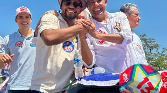 Jerônimo ao lado do prefeito de Santaluz, Dr. Arismário Barbosa (Avante)