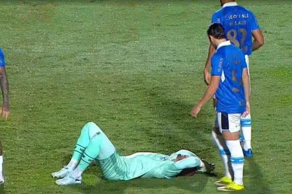 O goleiro Weverton, do Grêmio, reclamou das condições de iluminação do Barradão após a derrota por 1 a 0 para o Vitória - Reprodução/ Premiere