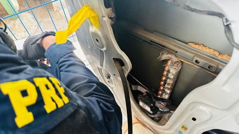 A Polícia Rodoviária Federal (PRF) apreendeu 503 ampolas de tirzepatida de origem estrangeira - Reprodução / PRF