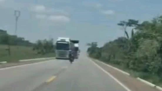 Motociclista morreu no momento da colisão. No caso do motorista da carreta, não houve ferimentos. - Reprodução