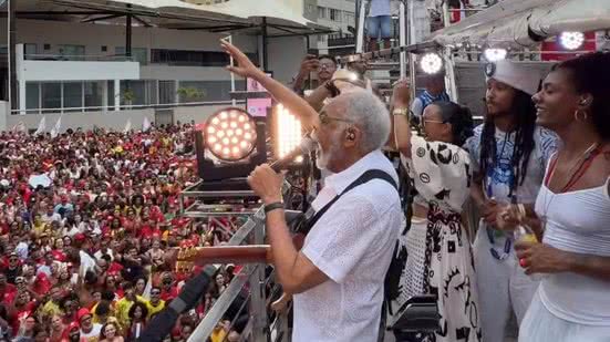 Imagem Gilberto Gil arrasta multidão em ato pela democracia em Salvador