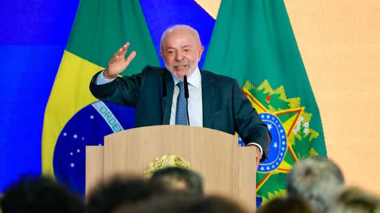 Imagem Lula diz que partido de Flávio Bolsonaro decidiu apoiar fim da escala 6x1 após “pressão da sociedade”