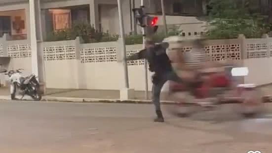 Policial cai ao tentar interceptar motociclista em Lábrea - Reprodução/x