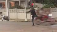 Policial cai ao tentar interceptar motociclista em Lábrea - Reprodução/x