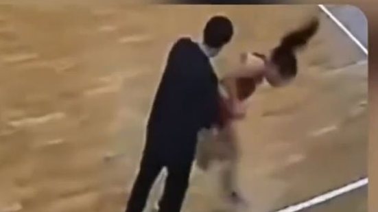 Treinador de Voleibol Agrede Jogadora em Torneio no Cazaquistão - Reprodução/x