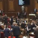 Vídeo mostra pancadaria entre deputados, com troca de socos e cadeiras voando durante sessão - Reprodução/x