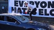 Imagem Protesto à martelada: Grupo destrói Tesla para criticar Elon Musk; ASSISTA