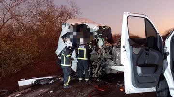 Imagem Idoso morre em colisão entre carretas no oeste da Bahia; vítima ficou presa às ferragens