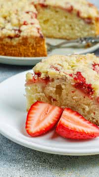 Aprenda a fazer um bolo de morango na caneca que fica pronto em 2 minutos