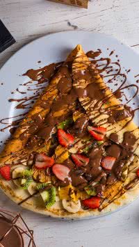 Veja o crepe de chocolate sem glúten que conquista e vira tradição nos cafés da manhã de domingo
