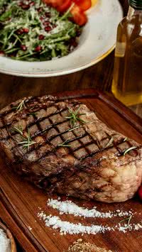 Descubra como a regra 3-3-2-2 transforma seu bife em carne de chef