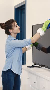 Aprenda a limpar a TV de forma rápida e sem arranhar a tela