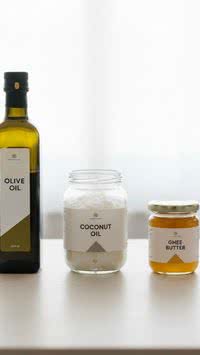 Aprenda a diferença entre azeite, óleo de coco, manteiga ghee e saiba como usá-los