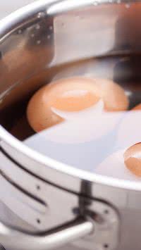 Descubra o tempo certo para cozinhar ovos de maneira simples