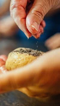 Está sem fermento em casa? Veja mistura que faz bolos e pães crescerem 