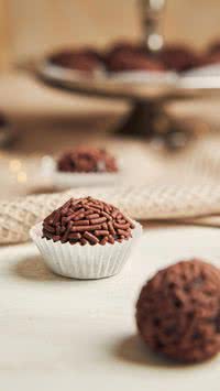 Veja sobremesa deliciosa de brigadeiro no micro-ondas