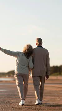 Descubra como caminhadas regulares ajudam pessoas com mais de 70 anos a manter a independência e o bem-estar