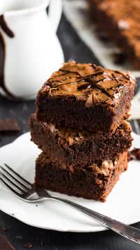 Aprenda como fazer um brownie proteico de batata-doce que parece sobremesa tradicional