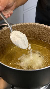 Aprenda por que colocar uma colher de farinha no óleo quente pode deixar frituras muito melhores