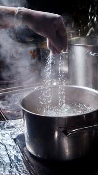 Descubra se a água com sal ferve antes ou se tudo não passa de um mito da cozinha