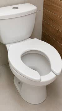Descubra para que serve a abertura em U nos vasos sanitários de banheiros públicos