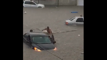 Fortes chuvas atingem o interior deSergipe neste domingo e causaram enchente na cidade - Reprodução/Twitter