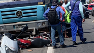 Uma pessoa morre após colisão entre caminhão e moto na Estrada do Coco - Reprodução