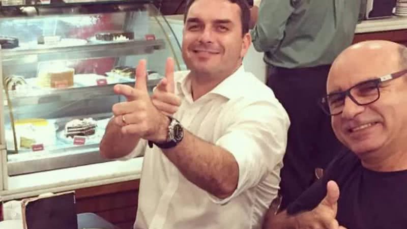 Flávio Bolsonaro e seu ex-assessor Fabrício Queiroz, envolvido no caso da rachadinha - Reprodução