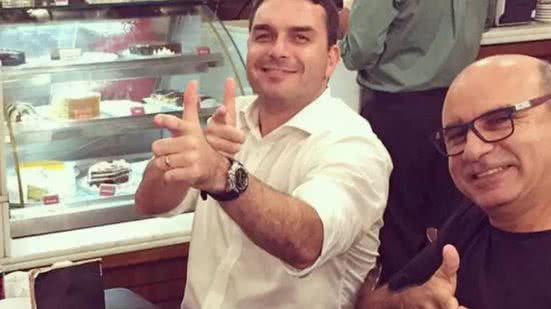 Flávio Bolsonaro e seu ex-assessor Fabrício Queiroz, envolvido no caso da rachadinha - Reprodução