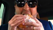 Imagem Advogado Nelson Wilians entra na onda e retira hambúrguer grátis no Burger King