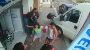 Imagem Vídeo: van desgovernada invade calçada e por pouco não atinge pedestres