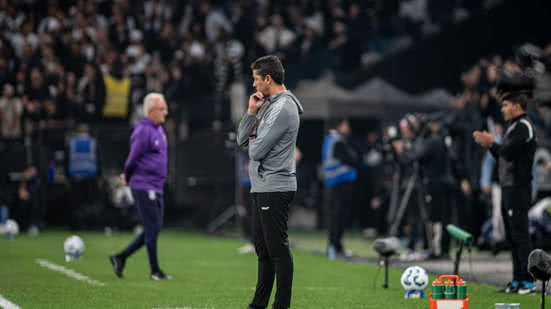 Thiago Carpini pensativo no jogo Corinthians x Vitória - Victor Ferreira / EC Vitória
