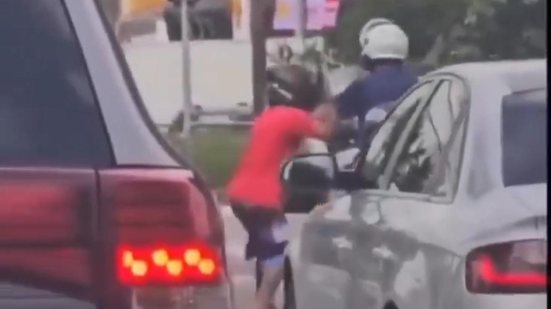 Imagem VÍDEO: Motorista se revolta com tentativa de roubo no trânsito e toma medida drástica
