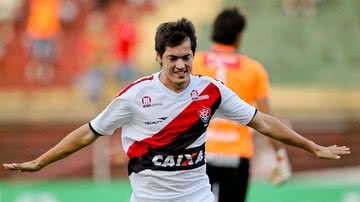 Imagem Segundo dirigente, Vitória vai voltar a tentar renovação com Cáceres